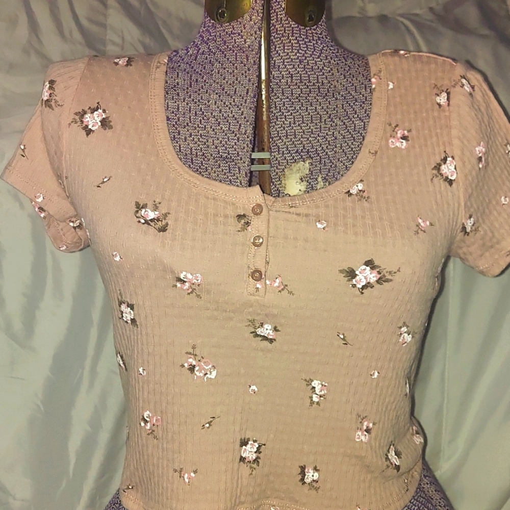 Wild fable pink tee and pink flowers Medium